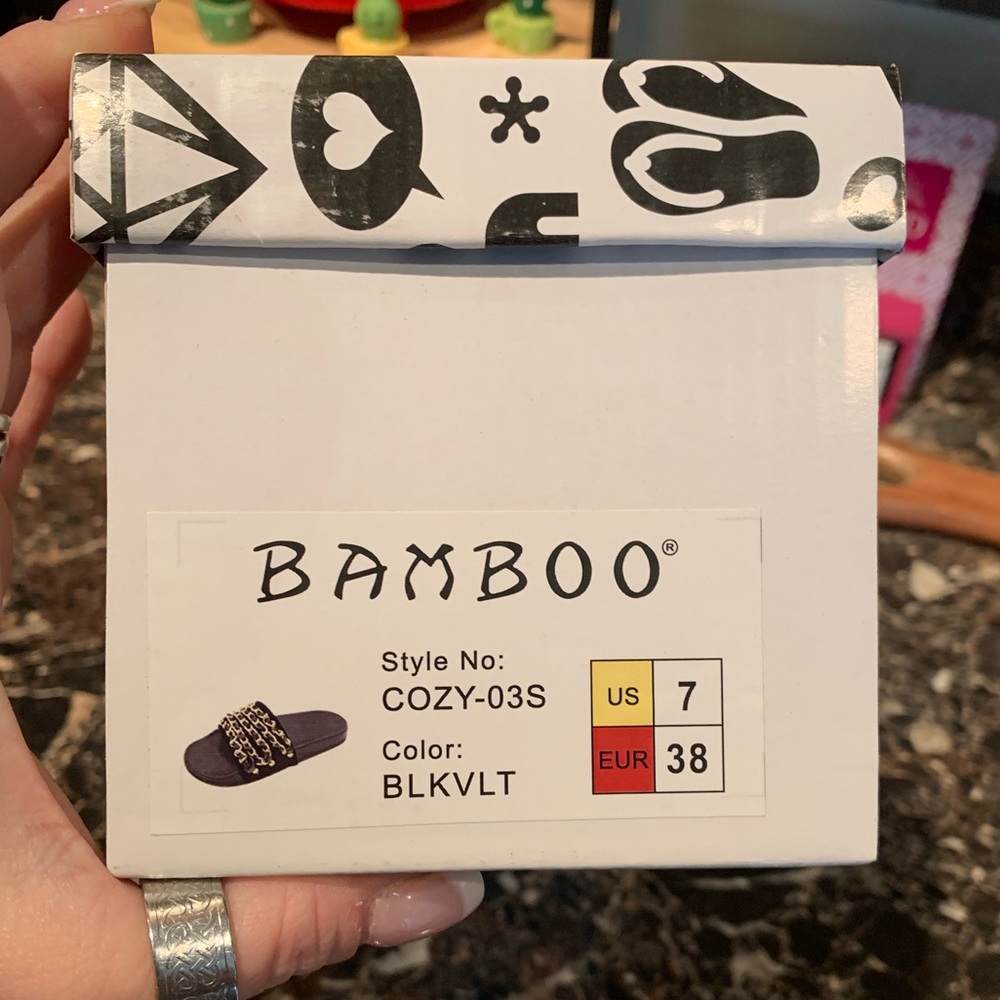 Super cute velvet slides! - Picture 2 of 6